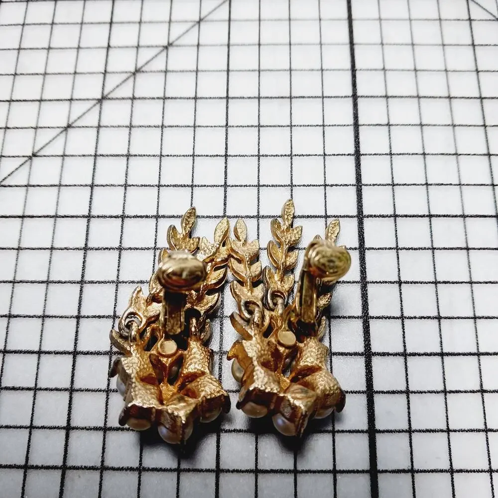 Earrings Clip VTG 80s Dangle Leaves Sarah Coventry Gold Tone Pearl Rhinestone